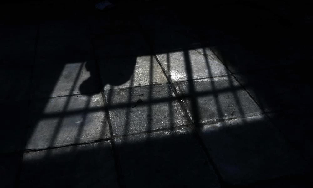 Αίγιο: Αντί να βρεθεί με κρίκο στο δάχτυλο βρέθηκε με κρίκους στους καρπούς… – Το λάθος που τα άλλαξε όλα